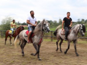 Geleneksel Rahvan At Yarışları nefes kesti