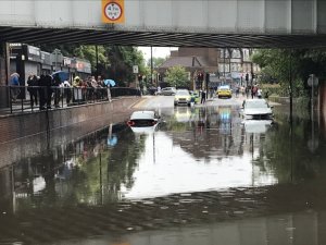 Londra’daki şiddetli yağış sele neden oldu