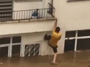 Evleri suyla dolan çift komşularının uzattığı ip yardımıyla hayata tutundu