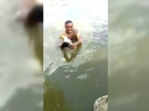 Çıplak elle balık tutan adamın yeteneği şaşırttı