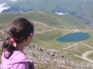 Zirvedeki krater gölleri büyülüyor