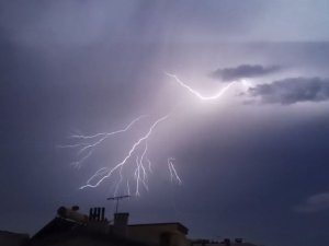 Samsun’da gecenin karanlığı şimşeklerle aydınlandı