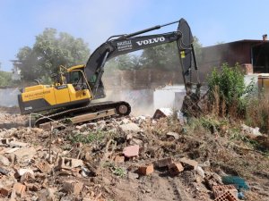 Belediye tehlike arz eden metruk binayı yıktı