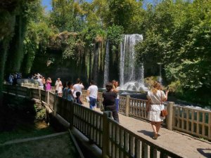 Düden Şelalesi bayramda 100 bin ziyaretçiyi ağırladı