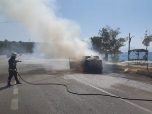 Seyir halindeki otomobil alev alev yandı