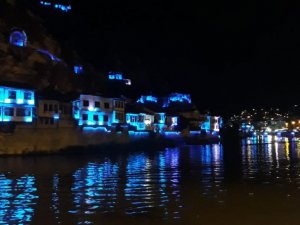 Amasya Kalesi ve Yalıboyu evleri maviye büründü