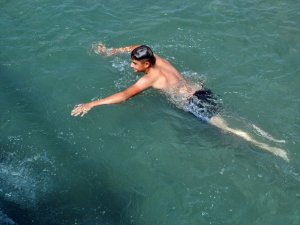 Aşırı sıcaklardan bunalan gençler derede serinliyor