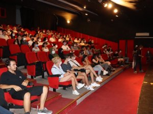 İzmit Tiyatro Günleri ’Komedya’ ile başladı