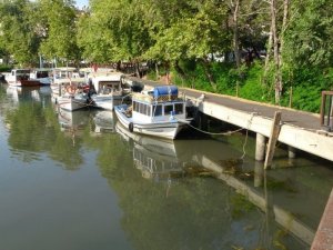 Manavgat Irmağına karışan kanalizasyon Sahil Güvenlik ekiplerini harekete geçirdi