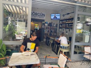 Gazeteci Yazar Çelik, Çeşme’de kitap kafe açtı