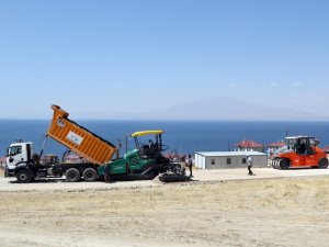 Van Büyükşehir Belediyesinden tatilcileri sevindiren asfalt çalışması