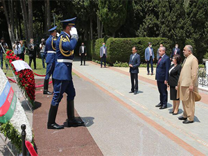 TBMM Başkanı Şentop, Bakü’de şehitlikleri ziyaret etti
