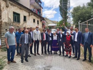 Milletvekili Özyürek bayramını hemşehrileriyle geçirdi