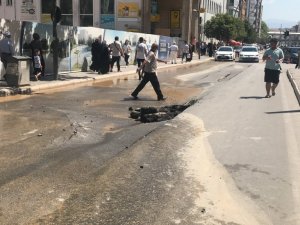 Elazığ’da su borusunun patlaması nedeni ile yol çöktü, ekipler anında çalışmalara başladı