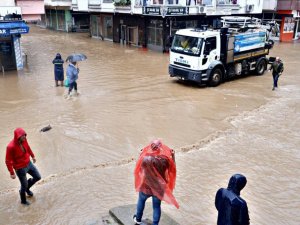Beklenen şiddetli yağışın ardından Arhavi ilçe merkezinde sokaklar yine göle döndü