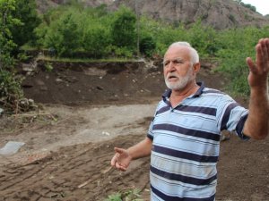 Evi sel sularına kapılan adamı tesadüfen gelen telefon kurtardı