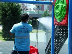 Efeler’de parklar temizleniyor