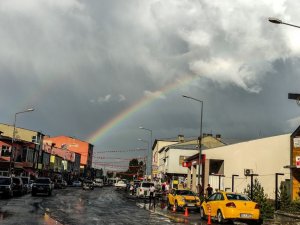 Yağış sonrası gökkuşağı mest etti