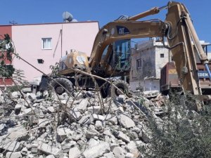Akdeniz’de metruk binaların yıkımı sürüyor