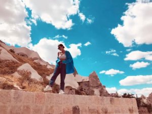 Güzel oyuncu Demet Özdemir’in Kapadokya fotoğraflarına beğeni yağdı