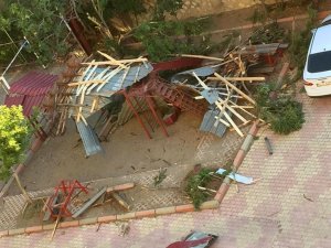 Kahramanmaraş’ta şiddetli rüzgar yurt binasının çatısını uçurdu