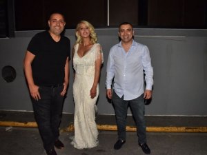 İş adamı Gökhan Reis’in düzenlediği bayram etkinliğinde Ferda Anıl Yarkın ve Ömür Gedik sahne aldı