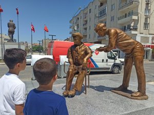 Covid-19 geçiren başkan ilçesine sağlıkçı anıtı yaptırdı