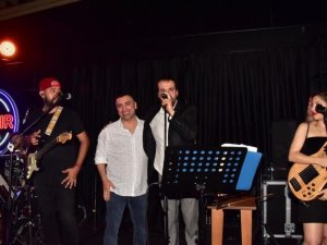 İş adamı Gökhan Reis’in düzenlediği bayram etkinliğinde Ferda Anıl Yarkın ve Ömür Gedik sahne aldı