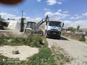 Çaldıran Belediyesi kırsal mahalleleri temizliyor