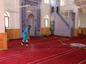 Niğde Belediyesi Camileri Temizliyor