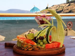 Meyve tabağını gören turistler gözlerine inanamıyor