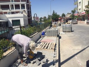 Yeni Sanayi mahallesinde kaldırım yenileme çalışması