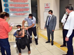 Vali Baruş, yaşlı şahsın 2’nci doz aşısını yaptırdı