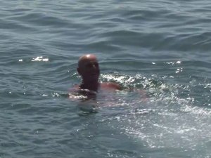 Üsküdar’da güneşten korunmak için kafasına cerrahi maske taktı