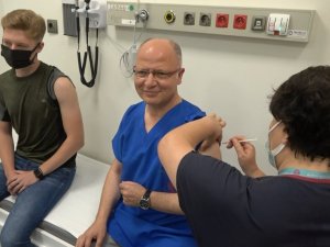 Başkan Gürkan ikinci doz aşısını yeğeni ve oğluyla birlikte oldu