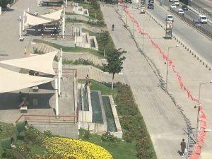 Karabük’te çocuklar süs havuzunda serinledi