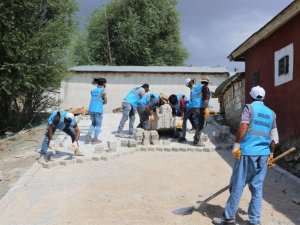 Tuşba Belediyesinin mahalleleri güzelleştirme çalışmaları sürüyor