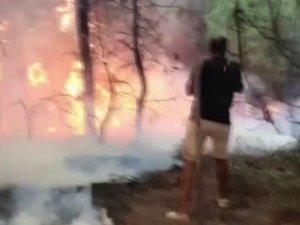 Tatile giden Adanalı gençler, yangına müdahale etti