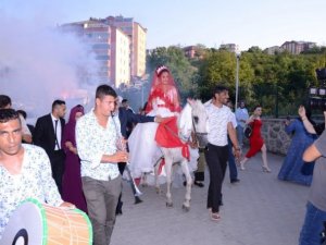 Atalarından kalma at ile gelin alma geleneğini yaşattılar