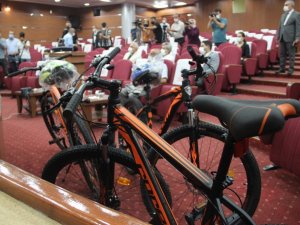 Aşı oldular, bisiklet, tablet, burs ve gezi kazandılar