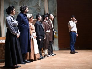 Tarsus Şehir Tiyatrosu, ‘Çehov Vodvil’ oyunu ile Mersinli izleyicilerle buluştu