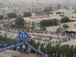 Pakistan’da vatandaşlar Covid-19 aşı merkezinde yüzlerce metrelik kuyruk oluşturdu