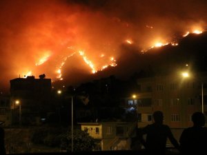 Aydıncık’taki yangın yerleşim yerlerini tehdit etmeye başladı