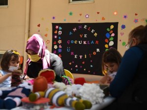 Anneler ve çocukları iş başında