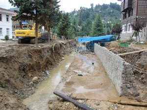 17 aracı sular altında bırakan derenin üzeri açıldı