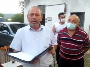 Köy muhtarı, evleri ve tarlaları dolaşıp, vatandaşları aşıya çağırıyor