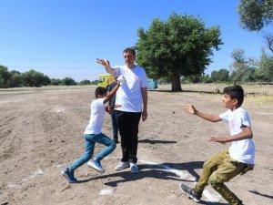 Bakan Selçuk ‘Mobil Okul’da çocuklarla masal dinleyip boyama yaptı