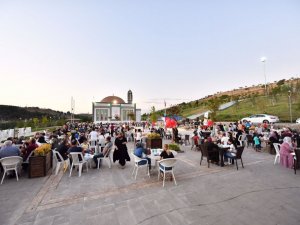 Vali Karaloğlu, yetimleri ağırladı