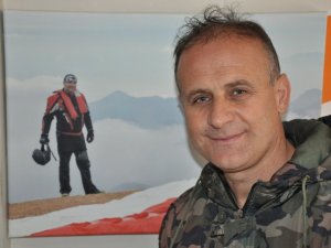 Yamaç paraşütü ile atlayan sanatçı bin metre yükseklikte şarkı söyledi