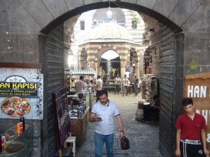 Terörün yerini huzura bıraktığı Diyarbakır’da tarihi mekanlar dolup taştı